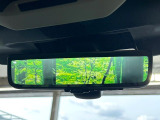 【スマートリヤビューミラー】後席の大きな荷物や同乗者で後方が確認しづらい時でも安心!カメラが撮影した車両後方の映像をルームミラー内に表示。クリアな視界で状況の確認が可能です!