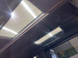 【ガラスルーフ】ガラスルーフ搭載で車内の解放感が一気にアップ!開放的なドライブをお楽しみいただけます。