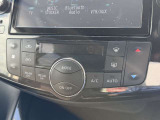【オートエアコン】一度お好みの温度に設定すれば、車内の温度を検知し風量や温度を自動で調整。暑い&hellip;寒い&hellip;と何度もスイッチ操作をする必要はありません。快適な車内空間には必須の機能ですね♪
