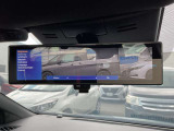 車体の後部にカメラがついていて、その映像がルームミラー内のモニターに表示します。人や荷物などで視界が遮られた時なども確認がしやすいです。