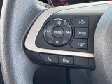 【ステアリングスイッチ】ステアリング上のスイッチで音量調整や通話操作が可能。運転中も手を離さずに操作でき、安全性と快適性を両立します。