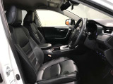 高いホールド性で運転姿勢が安定します。長距離ドライブでも疲れにくいのが魅力です。快適なドライビングライフをお送りください♪