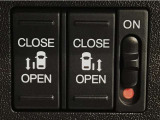 【両側パワースライドドア】両側がパワースライドドアになっており、運転席のスイッチやスマートキーでも開閉が可能です!開口部も広いので乗り降りも楽々♪