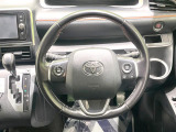 【純正革巻きステアリング】上質な革を使用することで、手にしっかり馴染みとても運転しやすいハンドルです♪