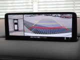 車両の前後左右にある4つのカメラを合成することで、まるでご自身のクルマを空から見ているような俯瞰での映像を映し出してくれます。バック時ももちろんのこと、前進時に視界の悪い交差点でも役に立ちますね。