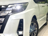 【LEDヘッドライト】悪天候や夜間走行時も良好な視界を確保し安心して運転できる高輝度LEDヘッドライトを装備!点灯速度が早く、消費電力も抑えられています。