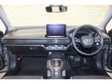 操作性に優れた運転席となります!小物入れや各ボタンの配置にこだわり、使いやすいです!座り心地もよく視認性も良好なのでロングドライブもお任せ下さい!