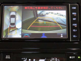 車両を上から見たような映像を映し出すパノラミックビューモニター付きです。