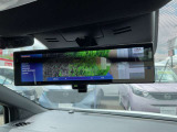 車体の後部にカメラがついていて、その映像がルームミラー内のモニターに表示します。人や荷物などで視界が遮られた時なども確認がしやすいです。