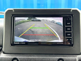 【バックカメラ】駐車時に後方がリアルタイム映像で確認できます。大型商業施設や立体駐車場での駐車時や、夜間のバック時に大活躍!運転スキルに関わらず、今や必須となった装備のひとつです!