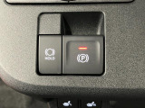 【電動パーキングブレーキ+オートブレーキホールド機能】 指先だけで簡単に操作が可能なパーキングブレーキ、スイッチを押すとブレーキペダルから足を離してもブレーキを保持できるオートブレーキホールド搭載。