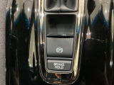 セレクトレバーの下に電子制御パーキングブレーキがあります。スイッチひとつで、停車した地点の傾斜などをシステムが検知・判断してブレーキ力を自動的に最適制御し、しっかり停車できるパーキングシステムです。