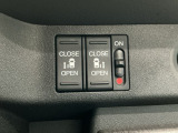 【両側パワースライドドア】両側がパワースライドドアになっており、運転席のスイッチやスマートキーでも開閉が可能です!開口部も広いので乗り降りも楽々♪