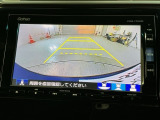 リバースギアに入れるだけで後方の表示へ切り替わります。夜間や雨の日の駐車も楽になりますよ。