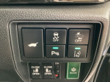 衝突の危険がある時に警告してくれる衝突軽減ブレーキ。車線を外れそうな時に警告し、ステアリング制御してくれる路外逸脱制御機能搭載!
