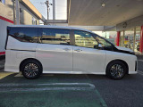 ガラス面が広いので運転しやすい車です