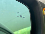 【ブラインドスポットモニター】走行中、ドアミラーの死角になりやすい箇所に後続車が接近するとサイドミラーのレンズに警告を表示!ドライバーに注意喚起をしてくれます。
