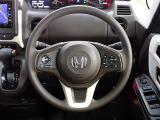 ハンドル左側にはオーディオ操作が出来るオーディオリモートコントロールスイッチ、右側にはHonda SENSINGとオートクルーズコントロールのスイッチを装備!