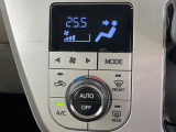【オートエアコン】一度お好みの温度に設定すれば、車内の温度を検知し風量や温度を自動で調整。暑い&hellip;寒い&hellip;と何度もスイッチ操作をする必要はありません。快適な車内空間には必須の機能ですね♪