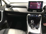 スタイリッシュなデザインのインパネ。各操作スイッチは使いやすい位置に配置されてます。