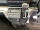 足元スッキリ、インパネシフトです。パーキングブレーキはフットブレーキタイプなので、運転席と助手席の間がスッキリしています。