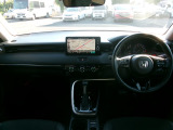 大きなフロントガラスで広々とした視界の運転席まわりです。