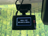 【前後ドライブレコーダー】ドライブレコーダー装備!走行中はもちろん、あおり運転や事故に遭遇した際、映像で記録し、万一のリスクに備えます。※記録用SDカードはお客様ご自身でご準備いただく必要があります。