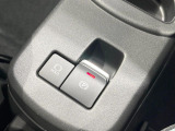 【電動パーキングブレーキ】パーキングブレーキは便利な電動式!ボタン一つで操作でき、アクセルを踏めば自動で解除されます♪レバーやペダルが無いので運転席廻りもすっきりしますね♪