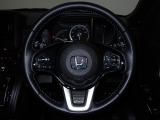 ハンドル左側にはオーディオ操作が出来るオーディオリモートコントロールスイッチ、右側にはHonda SENSINGとオートクルーズコントロールのスイッチを装備!