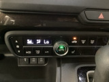 オートエアコンで、毎日のドライブを快適に。温度、風量を自動で調整し、理想的な車内環境を提供します。