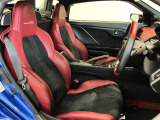 運転席は大きな座面と包み込むような背もたれが身体全体を支えます。上質なシートを採用し、長時間の運転やコーナーの多い道も快適です♪