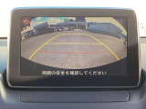 車両後方の映像とガイドラインを表示するバックカメラ。後方の視界をクリアに確認でき、狭い場所での車庫入れや後退時の安全確認をサポート。毎日の運転に安心感をもたらす快適装備です。