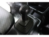 扱いやすい位置に配置されたフロアマニュアルトランスミッションです☆車を自在に操る感覚はマニュアルならではのもの。こだわりのマニュアルで気持ちのいい走りが楽しめますよ♪
