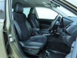運転席シートです。座り心地を高めた座面構造となっておりますので、近場へのちょっとした移動やロングドライブ時など、どんな時でも快適なドライビングを楽しんでいただく事が可能です。