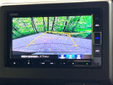 【バックカメラ】駐車時に後方がリアルタイム映像で確認できます。大型商業施設や立体駐車場での駐車時や、夜間のバック時に大活躍!運転スキルに関わらず、今や必須となった装備のひとつです!