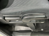 シートハイトアジャスターが付いているので運転姿勢を調整するのに便利ですね。身長に合ったシートポジションは安全運転や疲労軽減にもつながります。