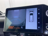 パノラミックビューモニターシステムが付いているので車の上から見た映像が確認できますよ。 一目で車両周辺の情報を確認できますが、直接安全をご確認下さい。