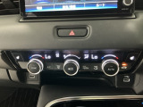 【左右独立オートエアコン】左右席で独立温度コントロールが可能です。運転席はキンキンに冷やして助手席はマイルドにと言った設定が可能です☆暑さ寒さでケンカすることもなくなりますね♪