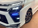 【LEDヘッドライト】悪天候や夜間走行時も良好な視界を確保し安心して運転できる高輝度LEDヘッドライトを装備!点灯速度が早く、消費電力も抑えられています。