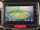 リバースギアに入れるだけで後方の表示へ切り替わります。夜間や雨の日の駐車も楽になりますよ。