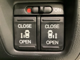 リアドアは乗り降りに便利な両側電動スライドドアです。また運転席に座っていながらスイッチ操作で自在にスライドドアを開け閉めできます。