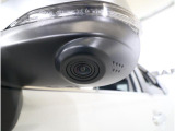 助手席側で見えにくい左前方の映像を、車内のマルチファンクションディスプレイに映し出します。前方への駐車や左寄せ、狭い道でのすれ違いなど、さまざまなシーンで安心して運転できる便利な機能です。