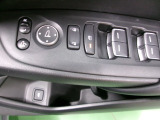 運転席からドアミラーの格納やすべての窓の開閉が出来ます。