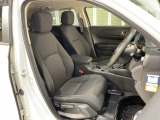 乗降がしやすい運転席。高さが調節できて小柄な方でも運転しやすいポジションをとることができます。