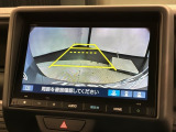 リバースギアに入れるだけで後方の表示へ切り替わります。夜間や雨の日の駐車も楽になりますよ。