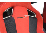 専用設計のHonda TYPE Rシートは、胸郭や大腿部をサポートするワイヤを設け、大きな「面」を作り出すことで高速旋回時の横Gや制動時の前Gからドライバーを効果的にサポートします。