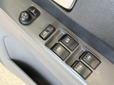 【電動格納ミラー】サイドミラーは電動格納式となっており、狭い駐車場でもキズがつくリスクを抑えられます。