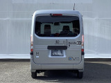 汚れが付着しやすいリヤガラスにはリヤワイパーが付いています。フロントのワイパーがONの時はシフトレバーをリバースに入れるとリヤワイパーがリンクして作動、クリヤーな視界が保てます。