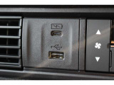 ドライブの時間をスマートフォン等の充電時間に。運転席からも助手席からも使いやすい位置に、急速充電対応タイプのUSBジャックを設けました。
