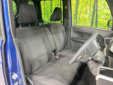 運転席まわりには十分なスペースがあり、大柄な方でもゆったり運転していただける環境です。